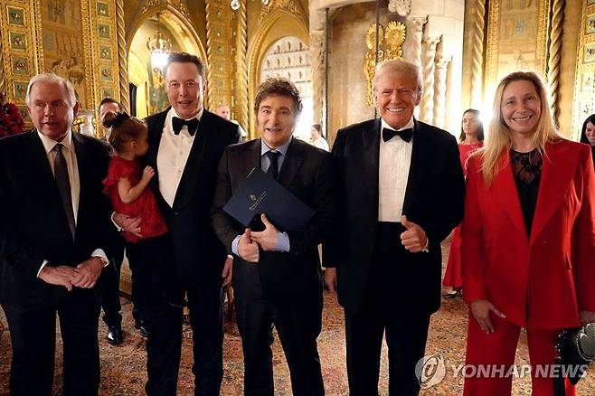 밀레이 아르헨티나 대통령(가운데)과 트럼프 당선인(오른쪽에서 두번째) [아르헨티나 대통령실 제공. 재판매 및 DB 금지]