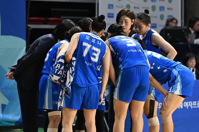 위성우 감독의 전술 설명을 듣는 우리은행 선수들 [WKBL 제공. 재판매 및 DB 금지]