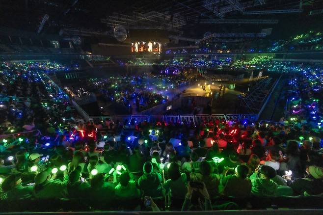 16일 인천 중구 운서동 인스파이어 아레나에서 열린 ‘제1회 코리아 그랜드 뮤직 어워즈’(KGMA)에서 형형색색의 응원봉이 장관을 이루고 있다.(사진=KGMA 특별취재반)