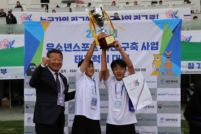 16일 남동아시아드럭비경기장에서 열린 ‘2024년 유소년스포츠 기반 구축 사업 태그럭비 대회‘에서 제24대 대한럭비협회 최윤 회장과 우승팀인 제주돌핀 A팀 선수들과 기념촬영을 하고 있다. 사진=대한럭비협회 제공