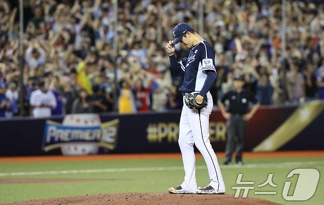 13일(현지시간) 오후 대만 타이베이시 타이베이돔에서 열린 2024 WBSC 프리미어12 B조 예선 대한민국과 대만의 경기, 2회말 대만 공격 2사 2루 상황에서 대한민국 선발 고영표가 천제슈엔에게 투런 홈런을 허용하고 있다. 2024.11.13/뉴스1 ⓒ News1 장수영 기자