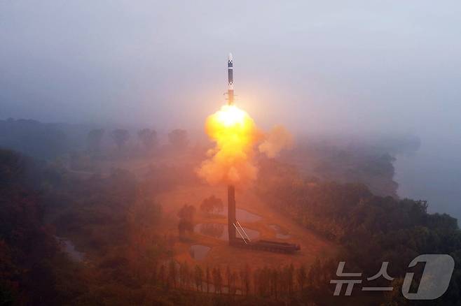 (평양 노동신문=뉴스1) = 북한이 지난 10월 31일 발사한 대륙간탄도미사일(ICBM) '화성-19형'. 당시 노동신문은 화성-19형을 북한의 개발한 ICBM의 '최종완결판'이라고 주장했다. [국내에서만 사용가능. 재배포 금지. DB 금지. For Use Only in the Republic of Korea. Redistribution Prohibited] rodongphoto@news1.kr