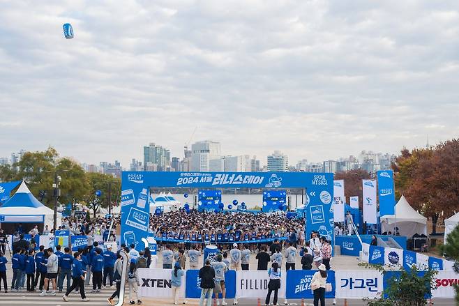 동아오츠카는 여의도 한강공원 이벤트 광장에서 개최한 '포카리스웨트와 함께하는 2024 서울 러너스 데이'를 성공적으로 마무리했다고 18일 밝혔다.(동아오츠카 제공)