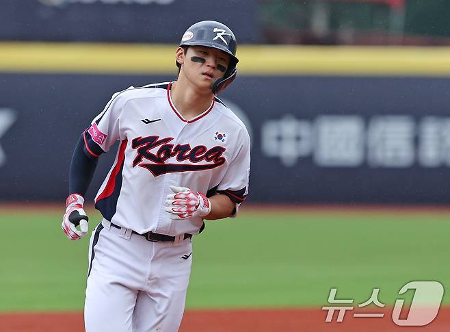 18일(현지시간) 오후 대만 타이베이시 톈무 야구장에서 열린 2024 WBSC 프리미어12 B조 예선 대한민국과 호주의 경기 6회말 대한민국 공격 2사 1루 상황에서 김도영이 투런 홈런을 친 뒤 홈으로 달리고 있다. 2024.11.18/뉴스1 ⓒ News1 장수영 기자