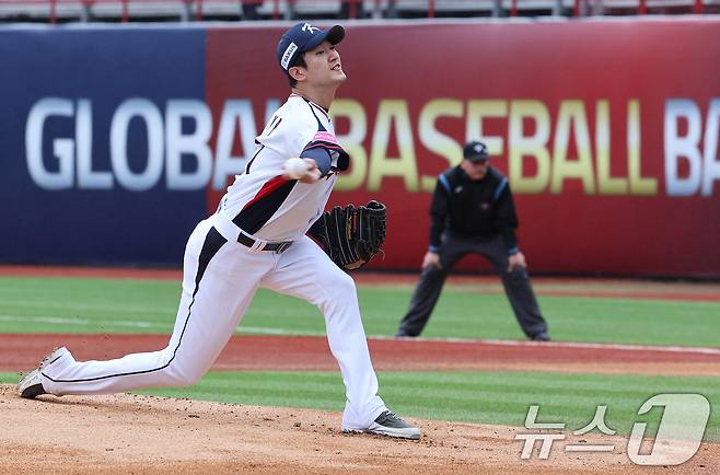 18일(현지시간) 오후 대만 타이베이시 톈무 야구장에서 열린 2024 WBSC 프리미어12 B조 예선 대한민국과 호주의 경기, 1회초 대한민국 선발 고영표가 역투하고 있다. 2024.11.18/뉴스1 ⓒ News1 장수영 기자