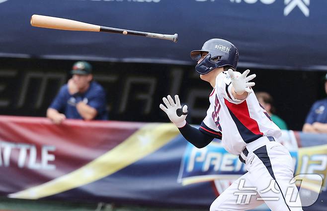 18일(현지시간) 오후 대만 타이베이시 톈무 야구장에서 열린 2024 WBSC 프리미어12 B조 예선 대한민국과 호주의 경기, 3회말 대한민국 공격 1사 2루 상황에서 김도영이 1타점 안타를 치고 있다. 2024.11.18/뉴스1 ⓒ News1 장수영 기자