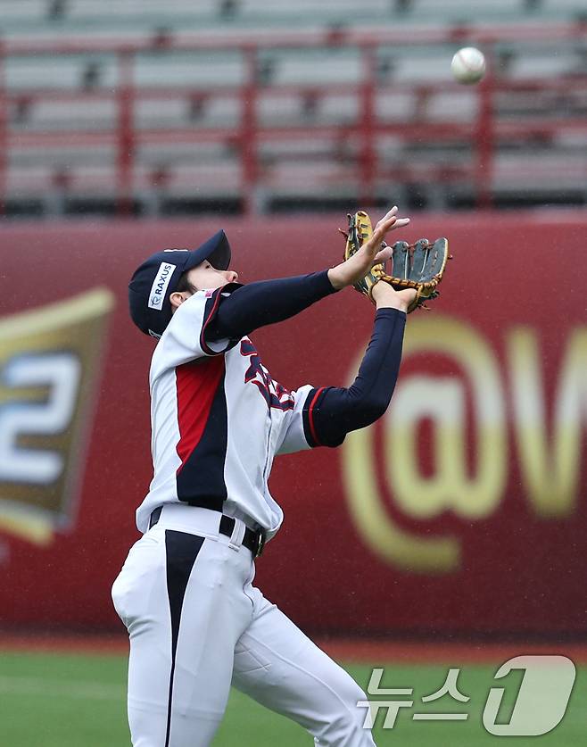 18일(현지시간) 오후 대만 타이베이시 톈무 야구장에서 열린 2024 WBSC 프리미어12 B조 예선 대한민국과 호주의 경기, 3회초 호주 공격 무사 상황에서 유격수 박성한이 호주 선두타자 리암 스펜서의 뜬공을 처리하고 있다. 2024.11.18/뉴스1 ⓒ News1 장수영 기자