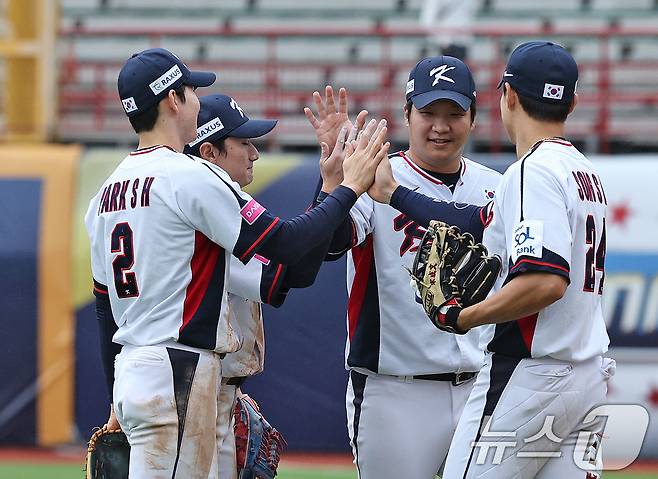 18일(현지시간) 오후 대만 타이베이시 톈무 야구장에서 열린 2024 WBSC 프리미어12 B조 예선 대한민국과 호주의 경기에서 5대 2로 승리한 대한민국 대표팀 선수들이 기쁨을 나누고 있다. 대표팀은 프리미어12 예선 3승 2패를 거뒀으나 일본에서 열리는 슈퍼라운드 진출은 실패했다. 2024.11.18/뉴스1 ⓒ News1 장수영 기자