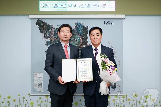 이상일 시장이 김홍동 신임 용인시산업진흥원장(오른쪽)에게 임명장을 수여하고 기념촬영을 하고 있다.(용인시 제공)