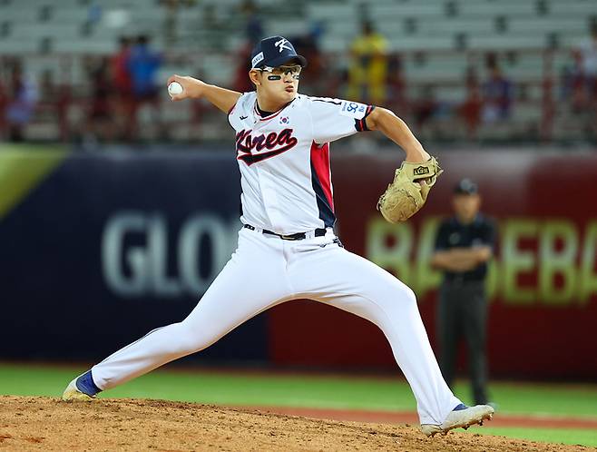 16일 오후 대만 타이베이 톈무구장에서 열린 2024 세계야구소프트볼연맹(WBSC) 프리미어12 2024 B조 조별리그 대한민국과 도미니카공화국의 경기. 김서현이 역투하고 있다. 사진 | 타이베이=연합뉴스