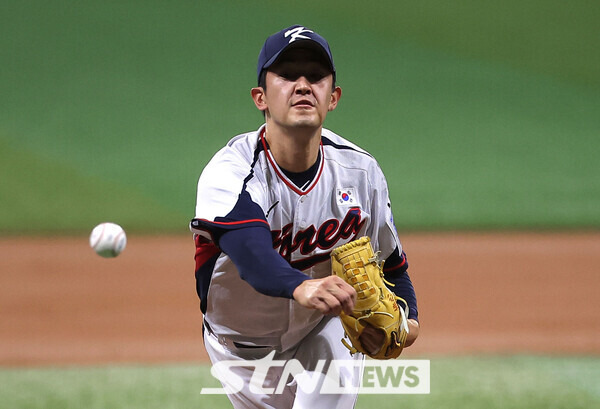 6일 서울 구로구 고척스카이돔에서 2024 WBSC 프리미어12를 앞두고 열린 한국 야구대표팀과 상무의 연습경기, 1회초 무사 주자없는 상황 대표팀 선발 고영표가 역투하고 있다. 사진┃뉴시스