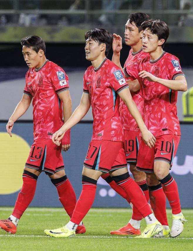 동료들과 승리 쐐기골 자축하는 배준호

    (쿠웨이트시티=연합뉴스) 황광모 기자 = 14일 오후(현지시간) 쿠웨이트 자베르 알 아흐메드 국제 경기장에서 열린 2026 북중미 월드컵 아시아지역 3차 예선 B조 5차전 한국과 쿠웨이트의 경기. 

    한국 축구대표팀의 배준호가 팀의 세 번째 골을 성공한 뒤 동료들과 자축하고 있다. 2024.11.15