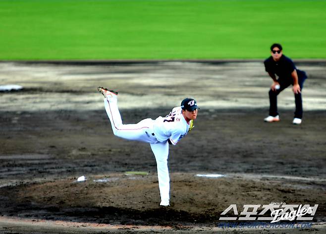 17일 일본 미야자키에서 첫 실전 경기를 하고 있는 정우주. 사진제공=한화 이글스