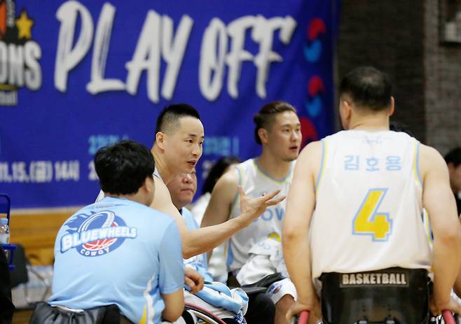 블루휠스 김상열(가운데)이 동료들에게 작전을 지시하고 있다. 사진제공=한국휠체어농구연맹