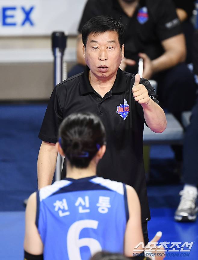 17일 화성체육관에서 열린 IBK 기업은행과 페퍼저축은행의 경기. IBK기업은행 김호철 감독이 천신통을 향해 엄지를 들고 있다. 화성=정재근 기자 cjg@sportschosun.com/2024.11.17/