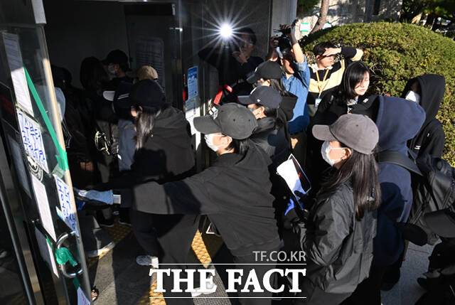 공학 전환에 반대하며 행동에 나선 학생들이 건물을 점거하기 위해 집단으로 이동하고 있다.