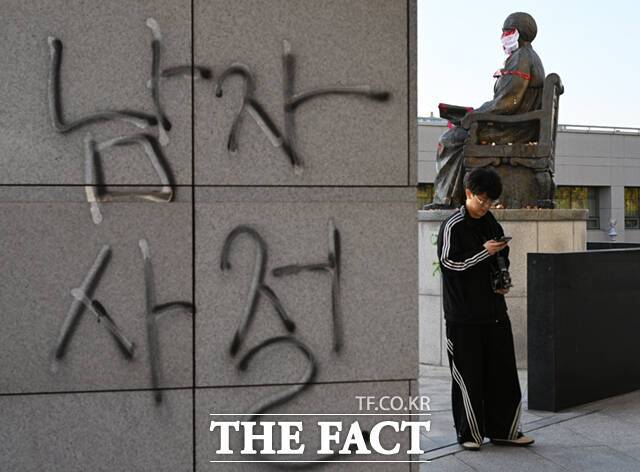 '남자 사절' 성신여대 설립자 이숙종 박사 동상과 건물 외벽에 남녀 공학을 반대하며 '남자 사절' 등의 문구가 적혀 있다.