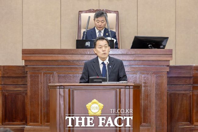 18일 이재준 수원시장이 시의회에서 내년 예산안을 설명하는 시정연설을 하고 있다./수원시