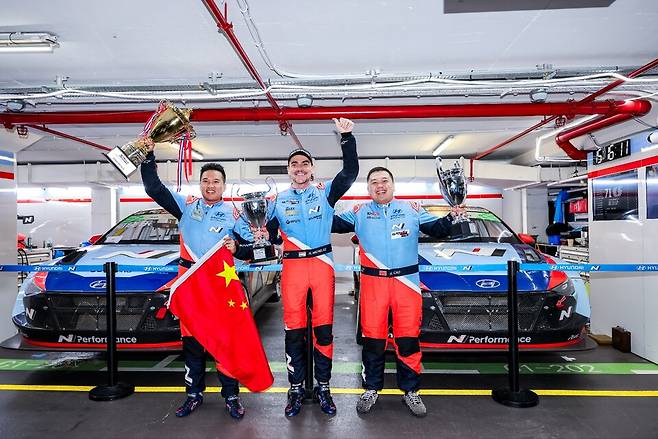 사진 : (왼쪽부터) 2024 TCR 아시아 드라이버 부문 종합 우승자 장첸동(Zhang Zhen Dong), 2024 TCR 월드투어 드라이버 부문 종합 우승자 노버트 미첼리즈(Norbert Michelisz)