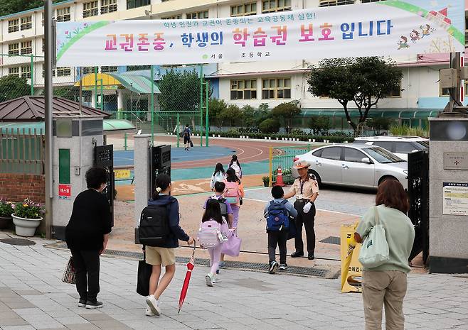 서울의 한 초등학교로 학생들이 등교하고 있다. /뉴스1