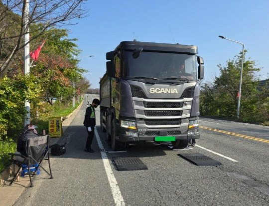 대전시 과적차량 단속 장면. 대전시 제공