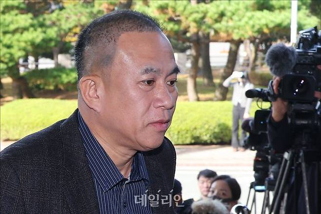 윤석열 대통령과 윤 대통령의 배우자 김건희 여사 '공천 개입 의혹'과 미래한국연구소의 '불법 여론조사 의혹' 등의 핵심인물로 알려진 명태균 씨가 8일 오전 경남 창원시 창원지방검찰청에서 검찰조사에 출석하고 있다. ⓒ데일리안 홍금표 기자