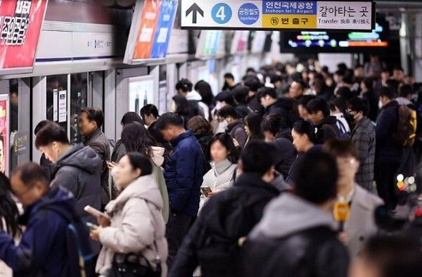 전국철도노동조합의 태업이 시작된 18일 서울역 1호선에서 열차를 기다리는 시민들의 모습.ⓒ연합뉴스