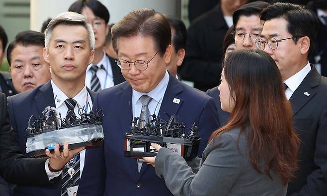 이재명 더불어민주당 대표가 지난 15일 오후 서울 서초구 서울중앙지법에서 열린 1심 선고공판 뒤 법정을 나서고 있다. 김태형 기자 xogud555@hani.co.kr