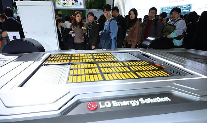 지난 3월 서울 강남구 코엑스에서 열린 ‘2024 인터배터리(INTER BATTERY)’ 엘지(LG)에너지솔루션 부스에 셀투팩(Cell To Pack) 컨셉의 배터리가 장착된 차량 플랫폼이 전시돼 있다. 연합뉴스