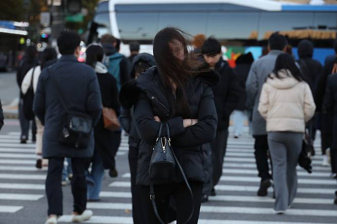 전국적으로 아침 기온이 영하권으로 떨어지고 바람도 강하게 분 18일 오전 서울 종로구 광화문네거리에서 시민들이 발걸음을 옮기고 있다. 김혜윤 기자