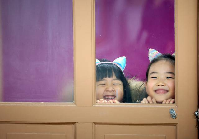 올 1월 부산 해운대구 송수초등학교에서 열린 신입생 예비소집에서 예비 초등학생들이 교실을 구경하고 있다. 연합뉴스