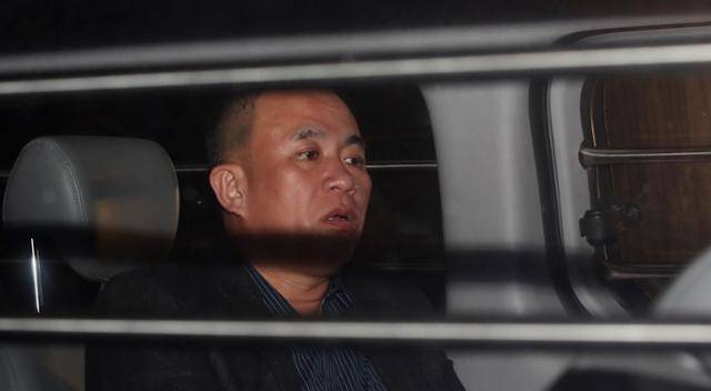 윤석열 대통령 부부 공천 개입 의혹의 핵심 인물인 명태균씨가 14일 오후 공천을 대가로 정치자금을 주고받은 혐의(정치자금법 위반)로 경남 창원시 성산구 창원지법에서 열린 구속 전 피의자 심문(영장실질심사)을 마친 후 대기 장소인 창원교도소로 가기 위해 호송차에 탑승하고 있다. 뉴스1
