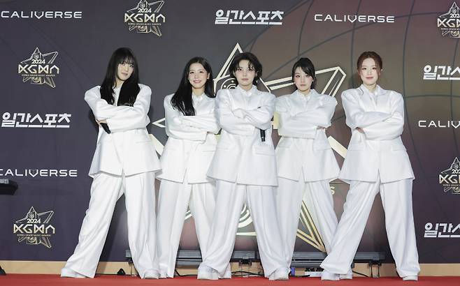 [2024 KGMA] 그룹 (여자)아이들이 16일 인천 중구 운서동 인스파이어 아레나에서 열린 '2024 코리아그랜드뮤직어워즈(KGMA)' 첫째날 아티스트데이 레드카펫 행사에 참석해 포즈를 취하고 있다. 일간스포츠(이데일리M)가 주최하고 KGMA 조직위원회가 주관하는 '2024 KGMA'는 올해 창간 55주년을 맞은 일간스포츠가 대한민국 대중음악계에 새로운 패러다임을 제시하기 위해 새롭게 개최하는 시상식으로 16, 17일 이틀간 펼쳐진다. 영종도(인천)=KGMA특별취재반 /2024.11.16/
