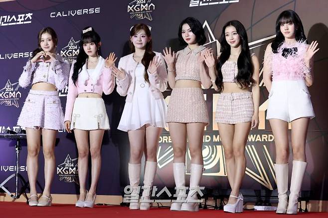 [2024 KGMA] 그룹 스테이씨가 16일 인천 중구 운서동 인스파이어 아레나에서 열린 '2024 코리아그랜드뮤직어워즈(KGMA)' 첫째날 아티스트데이 레드카펫 행사에 참석해 포즈를 취하고 있다. 일간스포츠(이데일리M)가 주최하고 KGMA 조직위원회가 주관하는 '2024 KGMA'는 올해 창간 55주년을 맞은 일간스포츠가 대한민국 대중음악계에 새로운 패러다임을 제시하기 위해 새롭게 개최하는 시상식으로 16, 17일 이틀간 펼쳐진다. 영종도(인천)=KGMA특별취재반 /2024.11.16/