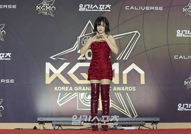 [2024 KGMA] 비비가 16일 인천 중구 운서동 인스파이어 아레나에서 열린 '2024 코리아그랜드뮤직어워즈(KGMA)' 첫째날 아티스트데이 레드카펫 행사에 참석해 포즈를 취하고 있다. 일간스포츠(이데일리M)가 주최하고 KGMA 조직위원회가 주관하는 '2024 KGMA'는 올해 창간 55주년을 맞은 일간스포츠가 대한민국 대중음악계에 새로운 패러다임을 제시하기 위해 새롭게 개최하는 시상식으로 16, 17일 이틀간 펼쳐진다. 영종도(인천)=KGMA특별취재반 /2024.11.16/