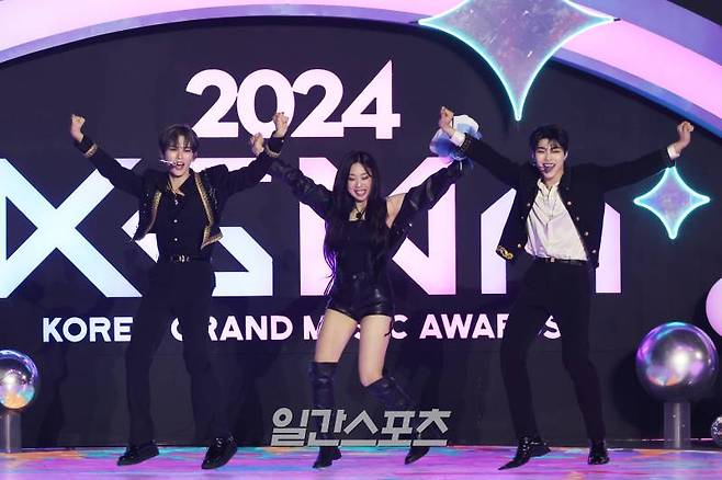 [2024 KGMA] 그룹 제로베이스원과 이영지가 16일 인천 중구 운서동 인스파이어 아레나에서 열린 '2024 코리아그랜드뮤직어워즈(KGMA)' 첫째날 아티스트데이에서 ‘INSOMNIA’로 화려한 무대를 꾸미고 있다. 일간스포츠(이데일리M)가 주최하고 KGMA 조직위원회가 주관하는 '2024 KGMA'는 올해 창간 55주년을 맞은 일간스포츠가 대한민국 대중음악계에 새로운 패러다임을 제시하기 위해 새롭게 개최하는 시상식으로 16, 17일 이틀간 펼쳐진다. 영종도(인천)=KGMA특별취재반 /2024.11.16/