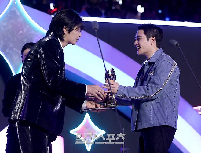 [2024 KGMA] 도경수가 16일 인천 중구 운서동 인스파이어 아레나에서 열린 '2024 코리아그랜드뮤직어워즈(KGMA)' 첫째날 아티스트데이에서 베스트 아티스트상 수상자로 호명되어 김재영으로부터 트로피를 받고 있다. 일간스포츠(이데일리M)가 주최하고 KGMA 조직위원회가 주관하는 '2024 KGMA'는 올해 창간 55주년을 맞은 일간스포츠가 대한민국 대중음악계에 새로운 패러다임을 제시하기 위해 새롭게 개최하는 시상식으로 16, 17일 이틀간 펼쳐진다. 영종도(인천)=KGMA특별취재반 /2024.11.16/