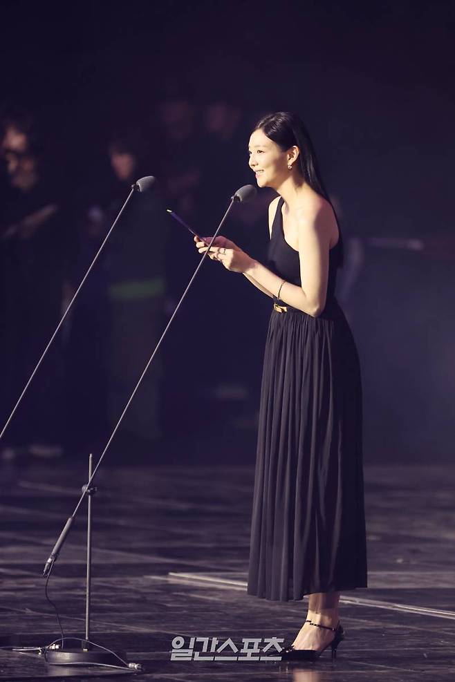 [2024 KGMA]배우 이솜이 16일 인천 중구 운서동 인스파이어 아레나에서 열린 '2024 코리아그랜드뮤직어워즈(KGMA)' 첫째날 아티스트데이에서 시상자로 나와 2024 그랜드 레코드상을 발표하고 있다.일간스포츠(이데일리M)가 주최하고 KGMA 조직위원회가 주관하는 '2024 KGMA'는 올해 창간 55주년을 맞은 일간스포츠가 대한민국 대중음악계에 새로운 패러다임을 제시하기 위해 새롭게 개최하는 시상식으로 16, 17일 이틀간 펼쳐진다. 영종도(인천)=KGMA특별취재반 /2024.11.16/