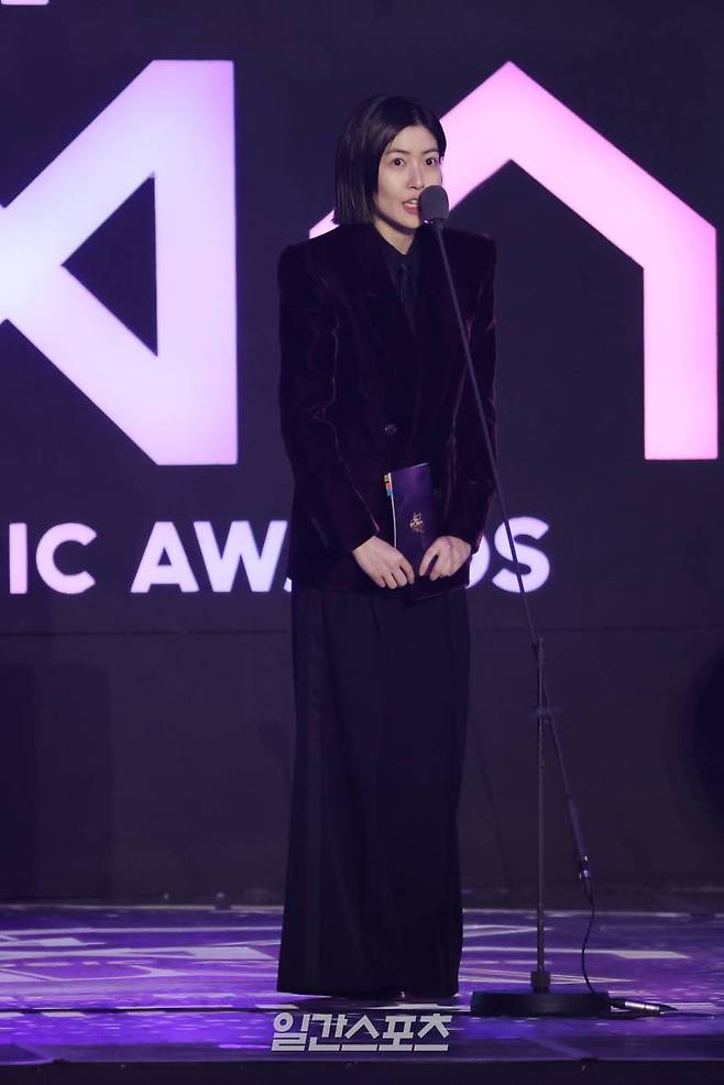 [2024 KGMA] 심은경이 16일 인천 중구 운서동 인스파이어 아레나에서 열린 '2024 코리아그랜드뮤직어워즈(KGMA)' 첫째날 아티스트데이에서 ‘베스트 아티스트’상을 시상하고 있다. 일간스포츠(이데일리M)가 주최하고 KGMA 조직위원회가 주관하는 '2024 KGMA'는 올해 창간 55주년을 맞은 일간스포츠가 대한민국 대중음악계에 새로운 패러다임을 제시하기 위해 새롭게 개최하는 시상식으로 16, 17일 이틀간 펼쳐진다. 영종도(인천)=KGMA특별취재반 /2024.11.16/