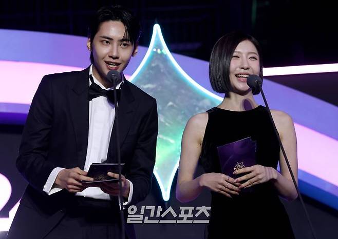 [2024 KGMA] 배우 이진혁과 주현영이 17일 인천 중구 운서동 인스파이어 아레나에서 열린 '2024 코리아그랜드뮤직어워즈(KGMA)' 둘째날 송 데이에서 시상자로 나와 발표를 하고 있다. 일간스포츠(이데일리M)가 주최하고 KGMA 조직위원회가 주관하는 '2024 KGMA'는 올해 창간 55주년을 맞은 일간스포츠가 대한민국 대중음악계에 새로운 패러다임을 제시하기 위해 새롭게 개최하는 시상식으로 16, 17일 이틀간 펼쳐졌다. 영종도(인천)=KGMA특별취재반 /2024.11.17/
