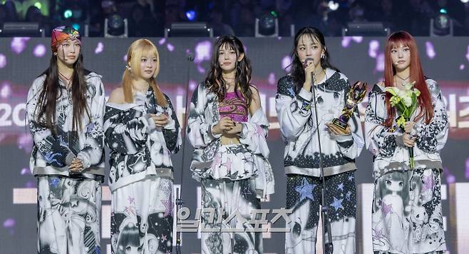 [2024 KGMA] '2024 코리아그랜드뮤직어워즈(KGMA)' 첫째날 행사가 16일 인천 중구 운서동 인스파이어 아레나에서 열렸다.일간스포츠(이데일리M)가 주최하고 KGMA 조직위원회가 주관하는 '2024 KGMA'는 올해 창간 55주년을 맞은 일간스포츠가 대한민국 대중음악계에 새로운 패러다임을 제시하기 위해 새롭게 개최하는 시상식으로 16, 17일 이틀간 펼쳐진다. 그룹 뉴진스가 '2024 코리아그랜드뮤직어워즈(KGMA)' 첫째날 아티스트데이에서 2024 그랜드 아티스트상을 수상하고 수상소감 말하고 있다.영종도(인천)=KGMA특별취재반 /2024.11.16/