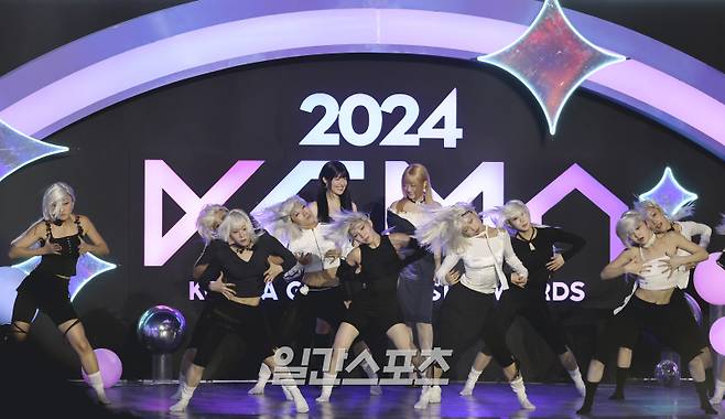 [2024 KGMA] 배우 남지현과 뉴진스 하니가 16일 인천 중구 운서동 인스파이어 아레나에서 열린 '2024 코리아그랜드뮤직어워즈(KGMA)' 첫째날 아티스트데이에서 댄스타임을 갖고 있다. 일간스포츠(이데일리M)가 주최하고 KGMA 조직위원회가 주관하는 '2024 KGMA'는 올해 창간 55주년을 맞은 일간스포츠가 대한민국 대중음악계에 새로운 패러다임을 제시하기 위해 새롭게 개최하는 시상식으로 16, 17일 이틀간 펼쳐진다. 영종도(인천)=KGMA특별취재반 /2024.11.16/