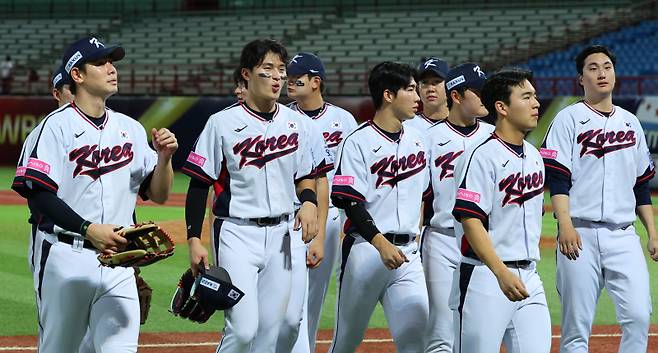 <yonhap photo-6739=""> '이제는 한일전 준비' (타이베이=연합뉴스) 한종찬 기자 = 14일 오후 대만 타이베이 톈무야구장에서 열린 세계야구소프트볼연맹(WBSC) 프리미어12 2024 B조 조별리그 대한민국과 쿠바의 경기. 8-4로 승리를 거둔 대한민국 홍창기, 문동희, 김서현, 김휘집, 정해영 등 선수들이 더그아웃으로 향하고 있다. 2024.11.14 saba@yna.co.kr/2024-11-14 22:25:14/ <저작권자 ⓒ 1980-2024 ㈜연합뉴스. 무단 전재 재배포 금지, AI 학습 및 활용 금지></yonhap>