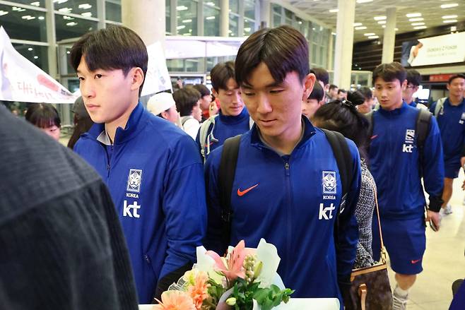 <yonhap photo-0343=""> 축구 국가대표팀 요르단 암만 입성 (암만[요르단]=연합뉴스) 황광모 기자 = 2026 북중미 월드컵 3차예선 중동 원정에 나선 축구 국가대표팀 황인범 등 선수들이 17일 오후(현지시간) 요르단 암만 퀸 알리아 국제공항에 전세기편으로 도착한 뒤 입국장을 빠져 나가고 있다. 태극전사들은 이곳 암만에서 팔레스타인 대표팀과 2026 중남미 월드컵 아시아 3차예선 B조 6차전을 치를 예정이다. 2024.11.18 hkmpooh@yna.co.kr/2024-11-18 01:11:57/ <저작권자 ⓒ 1980-2024 ㈜연합뉴스. 무단 전재 재배포 금지, AI 학습 및 활용 금지></yonhap>