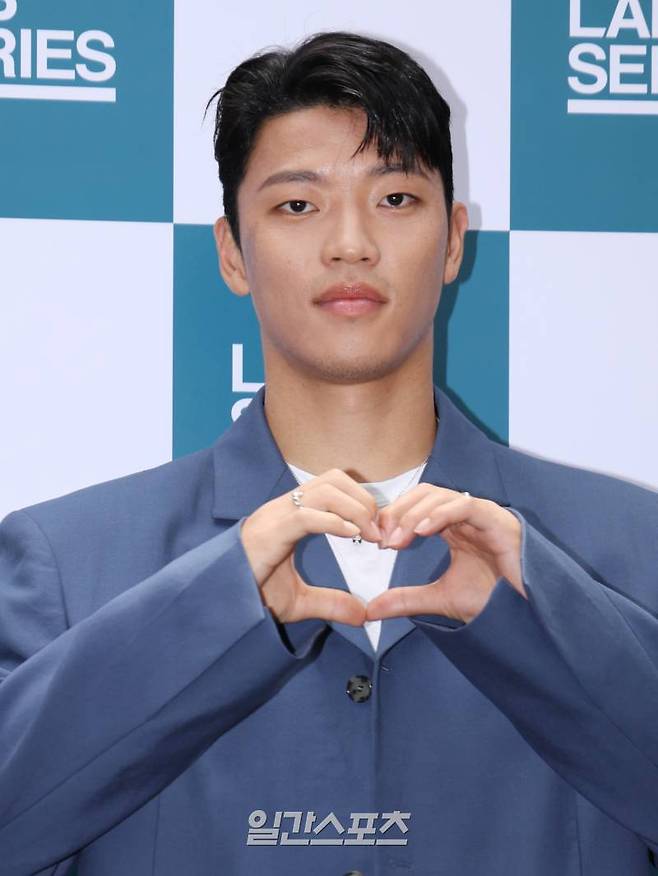 한국 축구대표팀 공격수 황희찬(울버햄튼)이 1일 오후 서울 중구 소공동에서 열린 한 코스메틱 브랜드 포토콜 행사에 참석해 포즈를 취하고 있다.서병수 기자 qudtn@edaily.co.kr /2024.07.01/