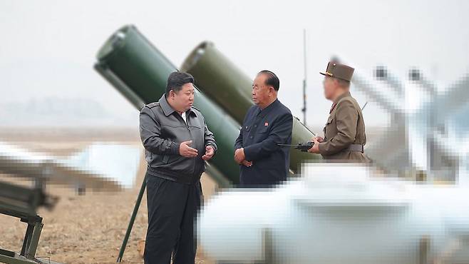 북한 김정은, 자폭공격형 무인기 성능시험 지도 [사진 제공:연합뉴스]