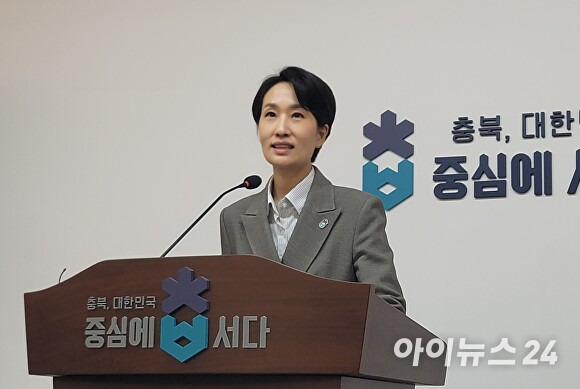 김수민 충북도 정무부지사가 18일 도청 브리핑룸에서 내년 저출생 대응 사업을 설명하고 있다. [사진=임양규 기자]