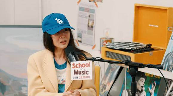 민희진 전 어도어 대표가 지난달 김영대 음악평론가의 유튜브 채널 '스쿨 오브 뮤직' 라이브 방송에 출연해 하이브와의 소송 관련 입장을 밝히고 있다. [사진=유튜브 '스쿨 오브 뮤직']