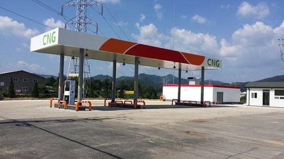 버스가 많이 쓰는 CNG 충전소는 안전 우려와 민원 탓에 주로 외진 곳에 있다. 사진 위키백과