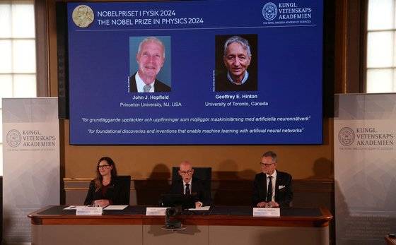 2024년 노벨 물리학상 수상자로 인공지능(AI) 머신러닝(기계학습)의 기초를 확립한 공로로 존 홉필드와 제프리 힌턴이 선정됐다. 스웨덴 왕립과학원 노벨위원회는 10월 8일(현지시간) 이들에게 노벨 물리학상을 수여한다고 밝혔다. 로이터=연합뉴스